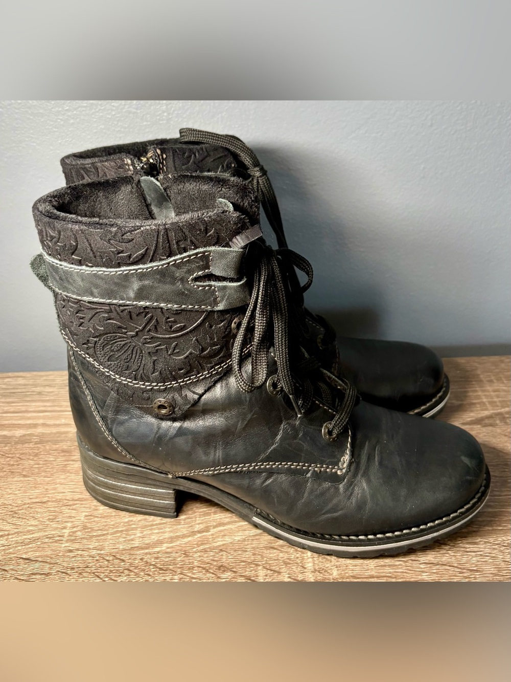 Dromedaris Black Leather Lace Up Ankle Boots Floral Embossed Fur Lined Size 39